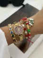 Primo piano del set orologio e braccialetti natalizi con ciondoli a pupazzo di neve - Set Orologio Dorato Albero di Natale (889 Set 1)