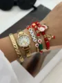 Primo piano di set orologio natalizio e braccialetti con perline al polso con ciondoli Babbo - Set Orologio Dorato Pupazzo di Neve (889 Set 2)