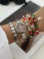 Primo piano di orologio a tema natalizio e set di braccialetti con ciondoli festivi - Set Orologio Argento Albero di Natale (889 Set 4)