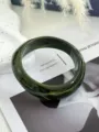 Dettaglio macro di un bracciale rigido in acrilico marmorizzato verde con forma vintage. - Verde Oliva (1519)