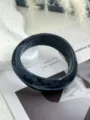 Dettaglio di un bracciale vintage in acrilico marmorizzato con eleganti venature blu scuro - Blu Inchiostro (1519)