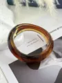 Nahaufnahme eines Vintage Bernstein-Acryl-Armreifs mit eleganter Marmorierung - Hellkaffee (1519)