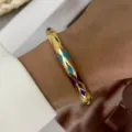 Bracciale rigido sottile in oro bohémien con motivi a rombi in smalto arcobaleno - Motivo Geometrico Arcobaleno (885-1)