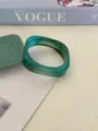 Detail van onregelmatige groenblauw gemarmerde acryl vierkante armband met inktpatroon - Cyaan Blauw