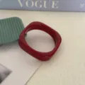 Detailopname van een rode onregelmatige acryl armband op een stijlvolle achtergrond - Rood