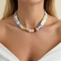 Primer plano detallado de un collar de tela con flores bohemias y cuentas de colores. - NC26Y0363-2 (Estilo de Bufanda de Cuentas de Cerámica)
