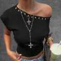 Vue détaillée d'un collier en Y à deux couches avec croix et strass colorés vibrants - Collier Croix Y Argent Punk (NC26Y0539)