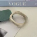Gedetailleerde weergave van de crème gemarmerde acryl armband met minimalistisch ontwerp - Marmer Wit