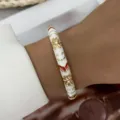 Elegante bracciale rigido in smalto bianco stile boho con fiori d'oro e cuori rossi - Cuore Floreale Bianco (885-2)