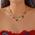 Vista dettagliata della collana natalizia dorata con ciondoli smaltati albero e renna - Ciondolo Collana Solo (Senza Bracciale)-Collana 01