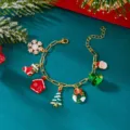 Vista macro dettagliata del braccialetto natalizio dorato con ciondoli smaltati colorati di Natale - Bracciale Solo (Senza Collana)-Bracciale 02