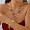 Dettaglio di un set festivo di collana e bracciale con ciondoli natalizi su modella - Ciondolo Collana Solo (Senza Bracciale)-Collana 04