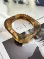 Detailansicht eines Retro-Acryl-Armreifs in quadratischer Form mit Bernstein-Muster - Hellkaffee (2519)