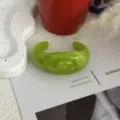Opvallende groene kunsthars manchetarmband met reliëf rozenmotief voor dames - Roos Vortex Textuur Stijl / Inktwassing Groen
