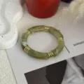 Elegant groen gemarmerd acryl bamboe armbandje met goud geribbelde metalen spacers - Gouden Tussenstukjes Bamboe Stijl (0343) / Inktwassing Groen
