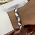 Bracciale rigido bohémien in smalto blu e bianco con motivo geometrico moda - Geometrico Blu E Bianco (885-3)