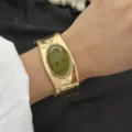 Bracciale rigido largo vintage dorato con un grande inserto in pietra verde ovale - Bracciale Largo Pietra Verde / Oro Verde