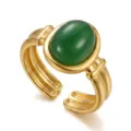 Vista dettagliata di un anello vintage dorato regolabile con una grande pietra ovale verde - Stile Texture Fine a Doppia Fila con Pietra Verde Ovale (016)