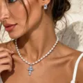 Elegante parelketting met blauwe edelsteen kruis hanger en bijpassende oorknopjes - Paarse Halsketting (8002) / Zilver
