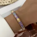 Elegante lila Emaille-Armspange mit Goldfinish für Damen zum Stapeln und Kombinieren - Lila Blumen Schnörkel (885-6)