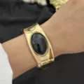 Eleganter vergoldeter breiter Armreif im Vintage-Stil mit schwarzem ovalem Edelstein - Schwarz & Gold