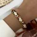 Eleganter Bohemian Gold-Emaille-Blumenarmreif mit weißen und roten Blüten auf schmalem Band. - Schwarz Weiß Rot Blumen (885-8)