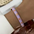 Eleganter lila Emaille-Armreif mit rosa Kleeblattmustern für böhmische Strandmode - Lila Mit Rosa Klee (885-12)