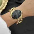 Eleganter goldener breiter Armreif im Vintage-Stil mit großem schwarzem Marmorstein - Wirbel Schwarz Geometrisch