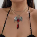 Collana gotica a pipistrello con pietra rossa e ciondolo a goccia scuro - Collana Pipistrello Rosso (NC26Y0338)