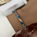 Böhmischer blauer Emaille-Armreif mit eleganten Vintage-Blumenmustern und Kristallen - Dunkelblau Emaille Rosa Blumen (885-13)