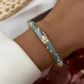 Boho-Armreif aus Gold-Emaille mit blauen Wellen und weißen Blumen mit Kristallakzenten - Himmelblau Weiß Wellen Blumen (885-15)