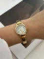 Elegante orologio natalizio dorato da donna con quadrante colorato e pupazzo di neve - Orologio Dorato Pupazzo di Neve (889-1)