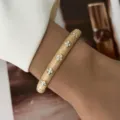 Elegante bracciale rigido smaltato oro vintage con motivi floreali a trifoglio - Stile Floreale Bianco Base Oro (882-1)