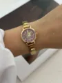 Elegante orologio natalizio dorato con quadrante rosso festivo indossato sul polso - 889-2