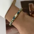 Bracciale rigido vintage in smalto verde acqua con fiori bianchi e finitura oro - Stile Floreale Verde Scuro Base Oro (882-2)