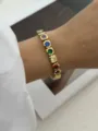 Elegante bracciale placcato oro con pietre preziose quadrate colorate sul polso - Braccialetto in Strass Colorato (A852)