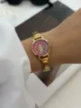 Orologio al quarzo dorato festivo con quadrante rosso Babbo Natale su polso femminile - 889-3