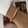 Bracciale rigido vintage dorato con eleganti motivi a rombi in smalto rosa e bianco - Stile Geometrico Rosa Bianco Base Oro (882-3)