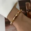 Elegante bracciale rigido vintage in smalto dorato con motivo a rombi colorati per donna - Stile Geometrico Multicolore Base Oro (882-4)