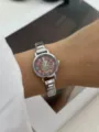 Elegante orologio d'argento con quadrante a tema albero di Natale indossato al polso - 889-4