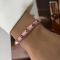 Eleganter rosa Emaille-Armreif mit blauen Blumenmustern im exklusiven Retro-Stil - Rosa Basis Dunkelblaue Blumen Stil (882-6)
