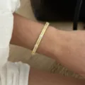 Elegante bracciale rigido dorato con delicati fiori di cristallo per donna chic - Bracciale Quadrifoglio con Strass / Oro
