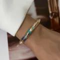 Eleganter goldener Armreif im Vintage-Stil mit blauem Emaille-Diamantmuster am Handgelenk - Gold Basis Blau Weiß Geometrischer Stil (882-7)
