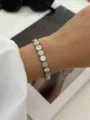Elegante bracciale a maglie esagonali argentate con scintillanti cristalli bianchi al polso - A847