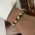 Eleganter Vintage-Armreif in Goldoptik mit einem schwarz-weißen Emaille-Punktmuster - Gold Basis Schwarz Weiß Gepunktet Stil (882-8)
