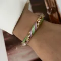 Vintage Armreif in Goldoptik mit lila-grünen Emaille-Streifen und Kristallakzenten - Gold Basis Violett Grün Streifen Strass Stil (882-9)