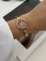 Elegante orologio da donna dorato con quadrante rosso festivo con renna per Natale - 889-7