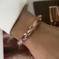 Eleganter Vintage-Armreif in Gold mit Emaille-Blumenmustern und glänzenden Kristallen - Gold Basis Violett Rosa Blumen Strass Stil (882-11)