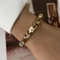 Klassischer vergoldeter Emaille-Armreif mit Blumenmuster und feinen Kristalldetails. - Gold Basis Schwarz Weiß Blumen Strass Stil (882-12)