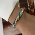 Vintage goldfarbener Armreif mit eleganten blauen und grünen Emaille-Streifen und Strass - Gold Basis Blau Grün Streifen Strass Stil (882-13)